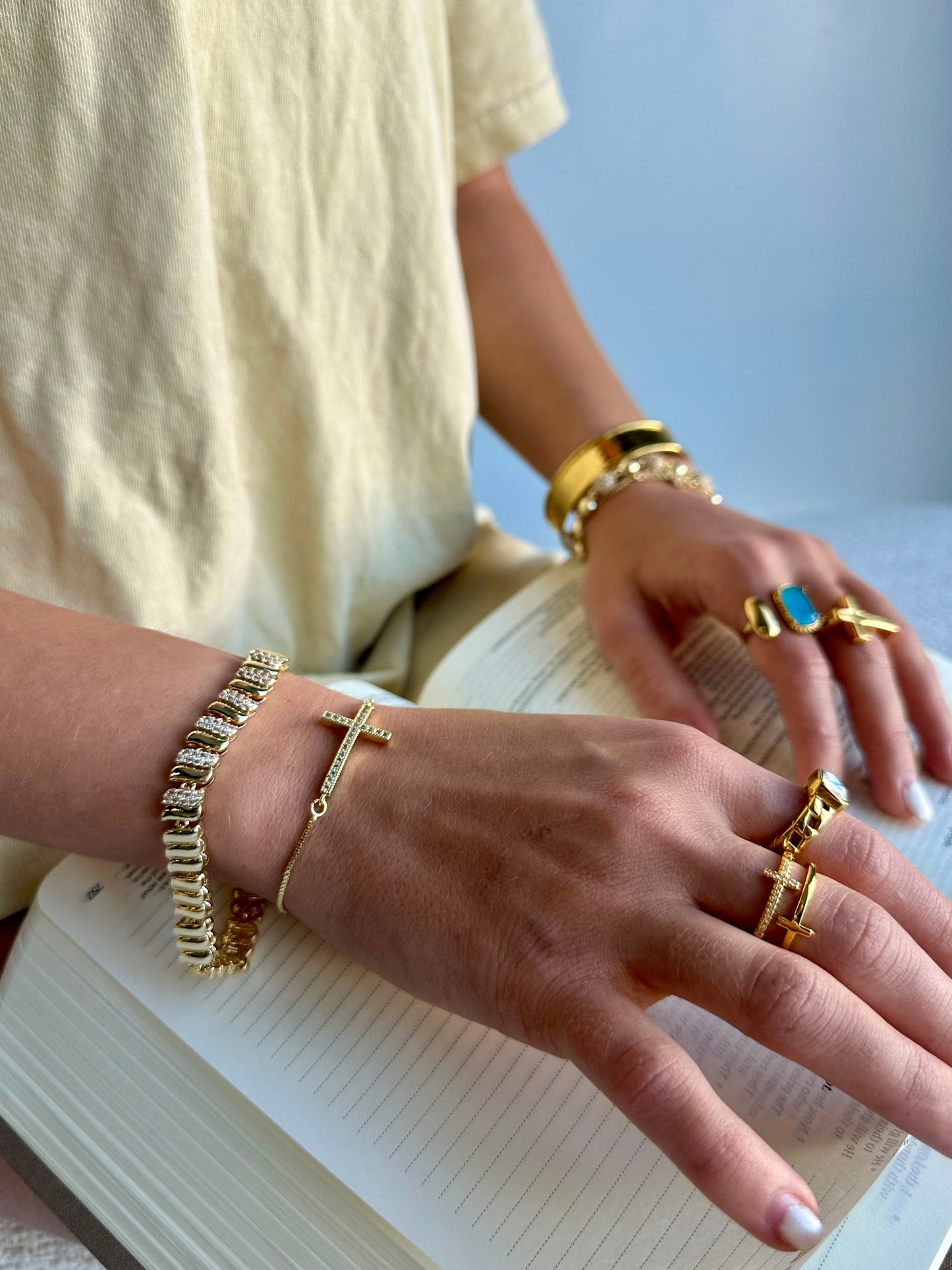 Double layer cross ring gold